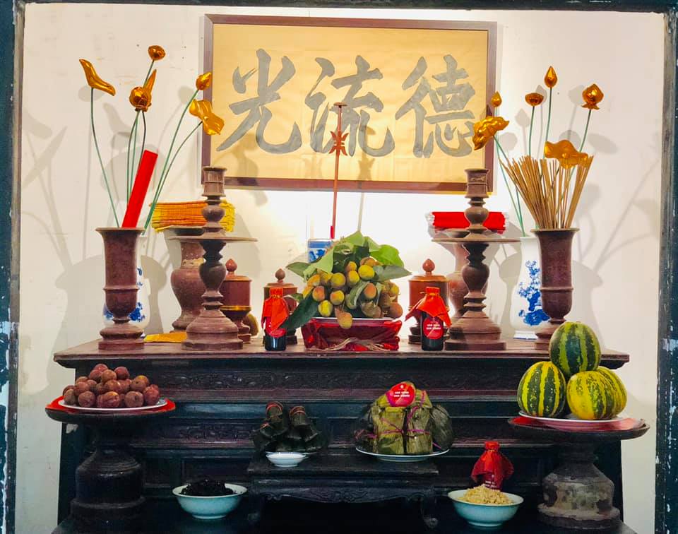 A typical table of offerings on Doan Ngo Festival